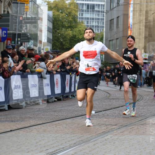 05.10.2025 - 20. swb-Marathon Bremen Strokosch-Dieckow http://msf.ph/oto/9273579 05.10.2025 13:03:30 Ziel 635, 2613, 4786, 5588 meine-sportfotos.de