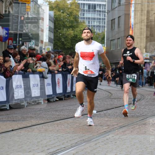 05.10.2025 - 20. swb-Marathon Bremen Strokosch-Dieckow http://msf.ph/oto/9273600 05.10.2025 13:03:30 Ziel 635, 2613, 4786, 5588 meine-sportfotos.de