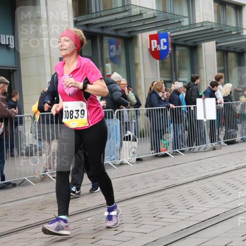 05.10.2025 - 20. swb-Marathon Bremen Strokosch-Dieckow http://msf.ph/oto/9273605 05.10.2025 11:11:36 Ziel 7007, 9420, 9526, 9648, 9675, 9680, 9726, 9784, 9867, 10235, 10236, 10499, 10540, 10815, 10839, 10849, 11088, 11215, 11563, 7007, 9420, 9526, 9648, 9675, 9680, 9726, 9784, 9867, 10235, 10236, 10499, 10540, 10815, 10839, 10849, 11088, 11215, 11563 meine-sportfotos.de