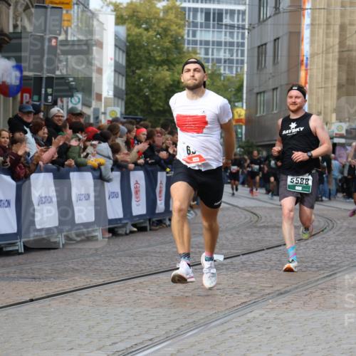 05.10.2025 - 20. swb-Marathon Bremen Strokosch-Dieckow http://msf.ph/oto/9273625 05.10.2025 13:03:30 Ziel 635, 2613, 4786, 5588 meine-sportfotos.de