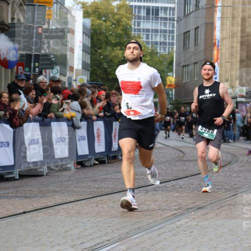 05.10.2025 - 20. swb-Marathon Bremen Strokosch-Dieckow http://msf.ph/oto/9273648 05.10.2025 13:03:30 Ziel 635, 2613, 4786, 5588 meine-sportfotos.de