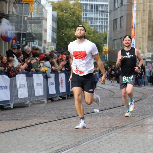 05.10.2025 - 20. swb-Marathon Bremen Strokosch-Dieckow http://msf.ph/oto/9273680 05.10.2025 13:03:30 Ziel 635, 2613, 4786, 5588 meine-sportfotos.de