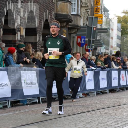 05.10.2025 - 20. swb-Marathon Bremen Strokosch-Dieckow http://msf.ph/oto/9273689 05.10.2025 11:11:28 Ziel 10320, 11030, 11083 meine-sportfotos.de