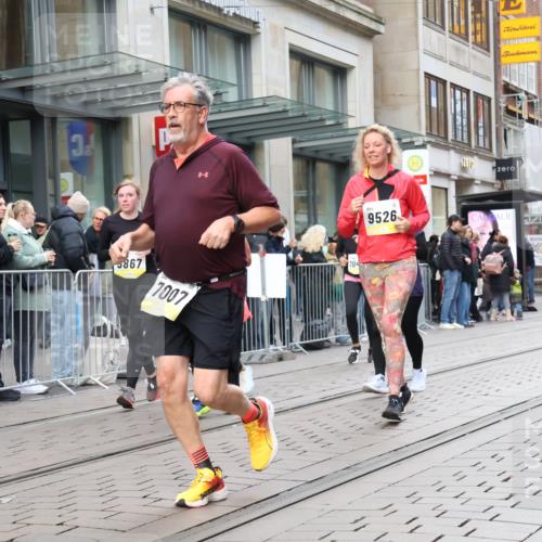 05.10.2025 - 20. swb-Marathon Bremen Strokosch-Dieckow http://msf.ph/oto/9273690 05.10.2025 11:11:39 Ziel 7007, 9420, 9526, 9648, 9675, 9726, 9784, 9867, 10463, 10499, 10540, 10815, 10839, 10849, 11088, 11215, 11563, 7007, 9420, 9526, 9648, 9675, 9726, 9784, 9867, 10463, 10499, 10540, 10815, 10839, 10849, 11088, 11215, 11563 meine-sportfotos.de