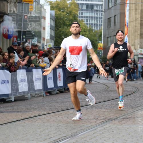 05.10.2025 - 20. swb-Marathon Bremen Strokosch-Dieckow http://msf.ph/oto/9273705 05.10.2025 13:03:30 Ziel 635, 2613, 4786, 5588 meine-sportfotos.de