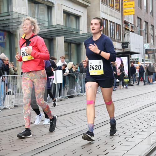 05.10.2025 - 20. swb-Marathon Bremen Strokosch-Dieckow http://msf.ph/oto/9273731 05.10.2025 11:11:40 Ziel 7007, 9420, 9526, 9648, 9675, 9726, 9784, 9867, 10463, 10499, 10540, 10815, 10839, 10849, 11088, 11215, 11563, 7007, 9420, 9526, 9648, 9675, 9726, 9784, 9867, 10463, 10499, 10540, 10815, 10839, 10849, 11088, 11215, 11563 meine-sportfotos.de