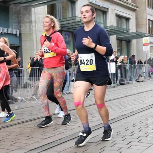 05.10.2025 - 20. swb-Marathon Bremen Strokosch-Dieckow http://msf.ph/oto/9273756 05.10.2025 11:11:41 Ziel 7007, 9420, 9526, 9648, 9675, 9726, 9784, 9867, 9911, 10463, 10499, 10540, 10815, 10839, 10849, 11088, 11215, 11563, 7007, 9420, 9526, 9648, 9675, 9726, 9784, 9867, 9911, 10463, 10499, 10540, 10815, 10839, 10849, 11088, 11215, 11563 meine-sportfotos.de