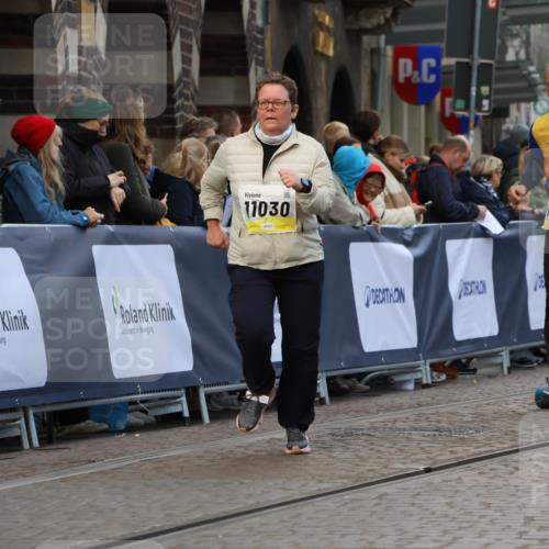05.10.2025 - 20. swb-Marathon Bremen Strokosch-Dieckow http://msf.ph/oto/9273783 05.10.2025 11:11:30 Ziel 9453, 10264, 10320, 10333, 11030, 11083, 11191 meine-sportfotos.de