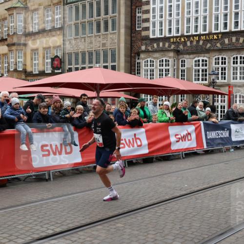 05.10.2025 - 20. swb-Marathon Bremen Yannick Fuchs http://msf.ph/oto/9273790 05.10.2025 12:25:24 Ziel 784 meine-sportfotos.de