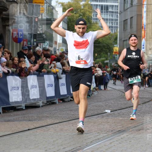 05.10.2025 - 20. swb-Marathon Bremen Strokosch-Dieckow http://msf.ph/oto/9273799 05.10.2025 13:03:30 Ziel 635, 2613, 4786, 5588 meine-sportfotos.de