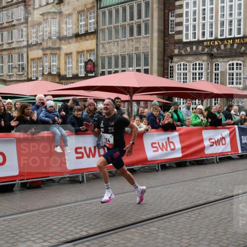 05.10.2025 - 20. swb-Marathon Bremen Yannick Fuchs http://msf.ph/oto/9273802 05.10.2025 12:25:24 Ziel 784 meine-sportfotos.de