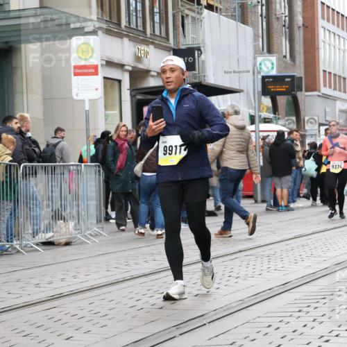 05.10.2025 - 20. swb-Marathon Bremen Strokosch-Dieckow http://msf.ph/oto/9273832 05.10.2025 11:11:45 Ziel 7007, 9420, 9526, 9675, 9726, 9867, 9911, 10463, 10499, 10815, 10839, 10849, 11215, 11563, 7007, 9420, 9526, 9675, 9726, 9867, 9911, 10463, 10499, 10815, 10839, 10849, 11215, 11563 meine-sportfotos.de