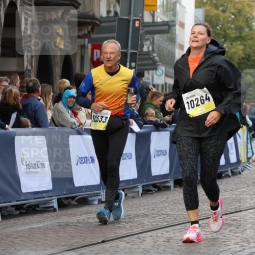 05.10.2025 - 20. swb-Marathon Bremen Strokosch-Dieckow http://msf.ph/oto/9273848 05.10.2025 11:11:32 Ziel 9453, 10058, 10264, 10320, 10333, 11030, 11191 meine-sportfotos.de