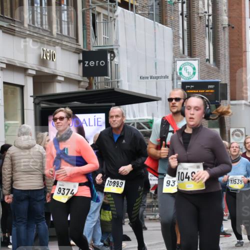 05.10.2025 - 20. swb-Marathon Bremen Strokosch-Dieckow http://msf.ph/oto/9273893 05.10.2025 11:11:49 Ziel 7007, 9373, 9374, 9420, 9526, 9675, 9726, 9867, 9911, 10463, 10499, 10622, 10815, 10839, 10849, 10899, 11085, 11215, 7007, 9373, 9374, 9420, 9526, 9675, 9726, 9867, 9911, 10463, 10499, 10622, 10815, 10839, 10849, 10899, 11085, 11215 meine-sportfotos.de