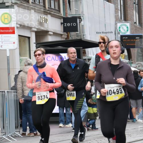 05.10.2025 - 20. swb-Marathon Bremen Strokosch-Dieckow http://msf.ph/oto/9273906 05.10.2025 11:11:50 Ziel 7007, 9373, 9374, 9420, 9526, 9675, 9726, 9867, 9911, 10463, 10499, 10622, 10815, 10839, 10849, 10899, 11085, 11215, 11535, 7007, 9373, 9374, 9420, 9526, 9675, 9726, 9867, 9911, 10463, 10499, 10622, 10815, 10839, 10849, 10899, 11085, 11215, 11535 meine-sportfotos.de
