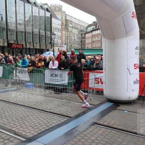 05.10.2025 - 20. swb-Marathon Bremen Yannick Fuchs http://msf.ph/oto/9273923 05.10.2025 12:25:25 Ziel 784 meine-sportfotos.de
