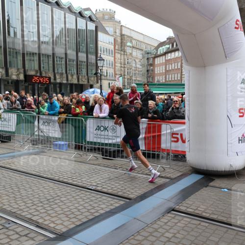 05.10.2025 - 20. swb-Marathon Bremen Yannick Fuchs http://msf.ph/oto/9273933 05.10.2025 12:25:25 Ziel 784 meine-sportfotos.de