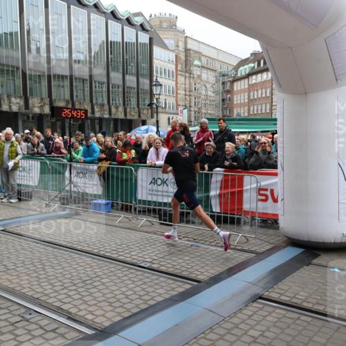05.10.2025 - 20. swb-Marathon Bremen Yannick Fuchs http://msf.ph/oto/9273941 05.10.2025 12:25:25 Ziel 784 meine-sportfotos.de
