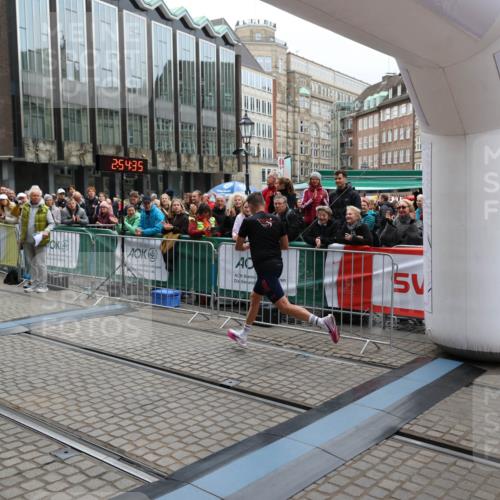05.10.2025 - 20. swb-Marathon Bremen Yannick Fuchs http://msf.ph/oto/9273949 05.10.2025 12:25:25 Ziel 784 meine-sportfotos.de