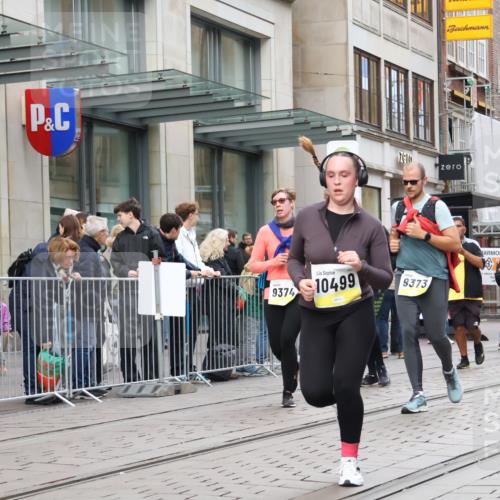 05.10.2025 - 20. swb-Marathon Bremen Strokosch-Dieckow http://msf.ph/oto/9273954 05.10.2025 11:11:51 Ziel 9373, 9374, 9420, 9526, 9675, 9726, 9867, 9911, 10463, 10499, 10622, 10815, 10849, 10899, 11085, 11535, 9373, 9374, 9420, 9526, 9675, 9726, 9867, 9911, 10463, 10499, 10622, 10815, 10849, 10899, 11085, 11535 meine-sportfotos.de