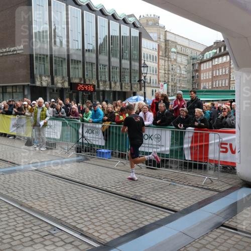 05.10.2025 - 20. swb-Marathon Bremen Yannick Fuchs http://msf.ph/oto/9273967 05.10.2025 12:25:25 Ziel 784 meine-sportfotos.de