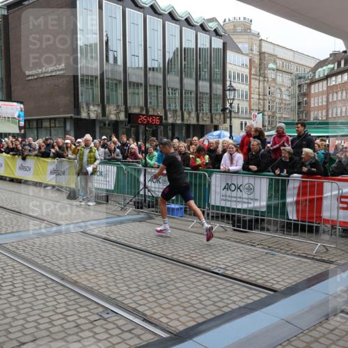 05.10.2025 - 20. swb-Marathon Bremen Yannick Fuchs http://msf.ph/oto/9273972 05.10.2025 12:25:26 Ziel 784 meine-sportfotos.de