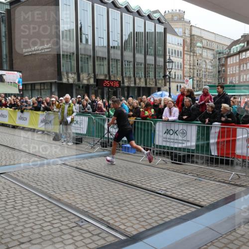 05.10.2025 - 20. swb-Marathon Bremen Yannick Fuchs http://msf.ph/oto/9273981 05.10.2025 12:25:26 Ziel 784 meine-sportfotos.de