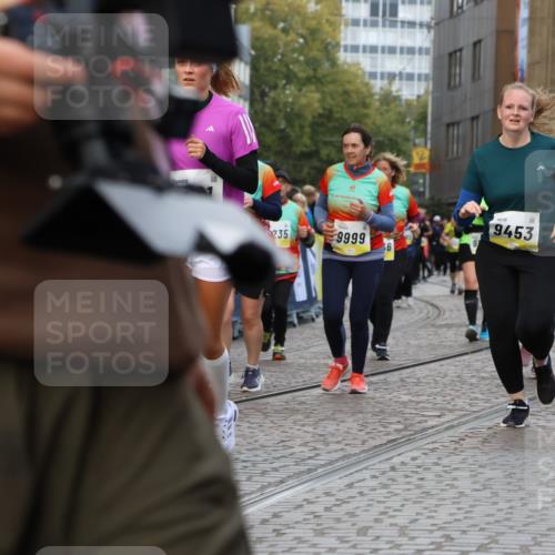05.10.2025 - 20. swb-Marathon Bremen Strokosch-Dieckow http://msf.ph/oto/9273984 05.10.2025 11:11:34 Ziel 9453, 9999, 10058, 10264, 10320, 10333, 11030, 11172, 11191 meine-sportfotos.de
