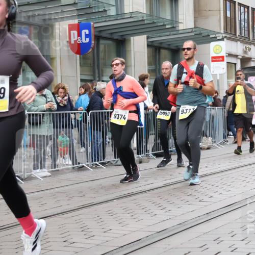 05.10.2025 - 20. swb-Marathon Bremen Strokosch-Dieckow http://msf.ph/oto/9273988 05.10.2025 11:11:52 Ziel 9373, 9374, 9526, 9675, 9726, 9867, 9911, 10463, 10499, 10622, 10849, 10899, 11085, 11535, 9373, 9374, 9526, 9675, 9726, 9867, 9911, 10463, 10499, 10622, 10849, 10899, 11085, 11535 meine-sportfotos.de