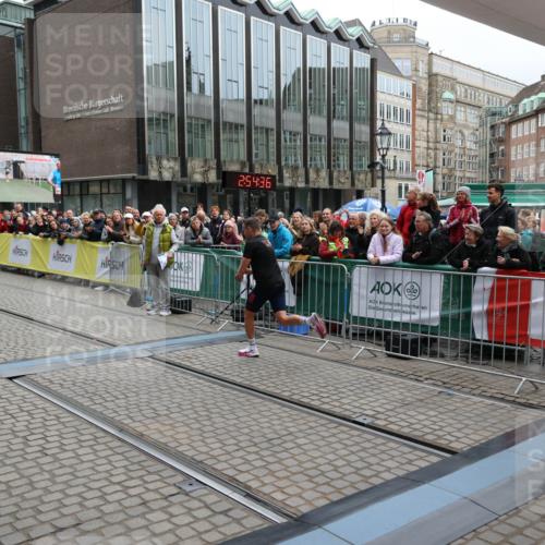 05.10.2025 - 20. swb-Marathon Bremen Yannick Fuchs http://msf.ph/oto/9273989 05.10.2025 12:25:26 Ziel 784 meine-sportfotos.de