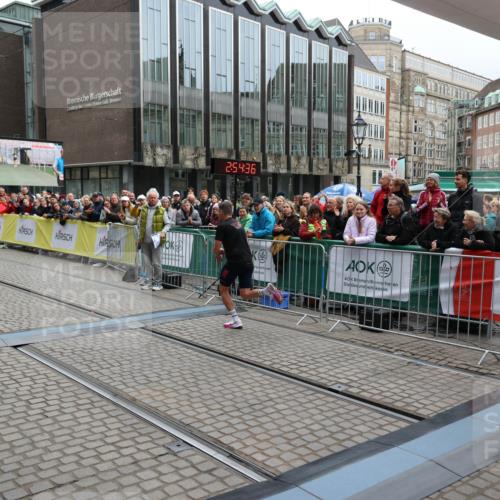 05.10.2025 - 20. swb-Marathon Bremen Yannick Fuchs http://msf.ph/oto/9273997 05.10.2025 12:25:26 Ziel 784 meine-sportfotos.de