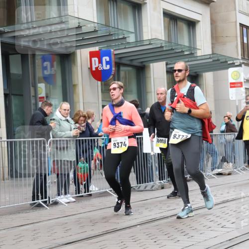 05.10.2025 - 20. swb-Marathon Bremen Strokosch-Dieckow http://msf.ph/oto/9273999 05.10.2025 11:11:53 Ziel 9373, 9374, 9526, 9675, 9726, 9867, 9911, 10463, 10499, 10622, 10849, 10899, 11085, 11535, 9373, 9374, 9526, 9675, 9726, 9867, 9911, 10463, 10499, 10622, 10849, 10899, 11085, 11535 meine-sportfotos.de