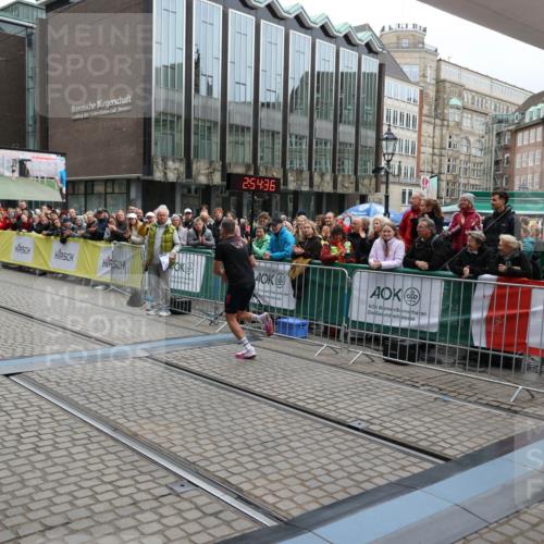 05.10.2025 - 20. swb-Marathon Bremen Yannick Fuchs http://msf.ph/oto/9274002 05.10.2025 12:25:26 Ziel 784 meine-sportfotos.de