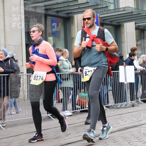 05.10.2025 - 20. swb-Marathon Bremen Strokosch-Dieckow http://msf.ph/oto/9274025 05.10.2025 11:11:54 Ziel 9373, 9374, 9526, 9675, 9726, 9867, 9911, 10463, 10499, 10622, 10849, 10899, 11085, 11535, 9373, 9374, 9526, 9675, 9726, 9867, 9911, 10463, 10499, 10622, 10849, 10899, 11085, 11535 meine-sportfotos.de