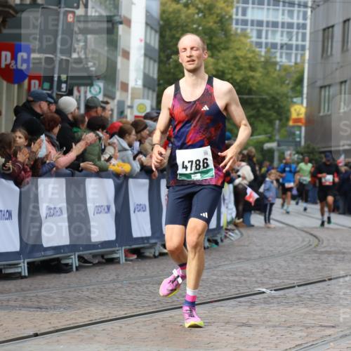 05.10.2025 - 20. swb-Marathon Bremen Strokosch-Dieckow http://msf.ph/oto/9274052 05.10.2025 13:03:36 Ziel 2613, 4617, 4758, 4786, 6804 meine-sportfotos.de