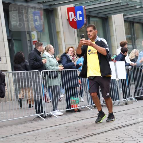 05.10.2025 - 20. swb-Marathon Bremen Strokosch-Dieckow http://msf.ph/oto/9274067 05.10.2025 11:11:55 Ziel 9373, 9374, 9526, 9675, 9726, 9911, 10463, 10499, 10622, 10849, 10899, 11085, 11535, 9373, 9374, 9526, 9675, 9726, 9911, 10463, 10499, 10622, 10849, 10899, 11085, 11535 meine-sportfotos.de