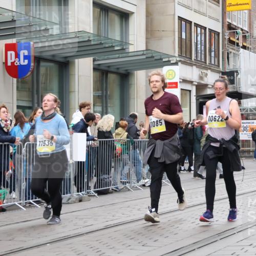 05.10.2025 - 20. swb-Marathon Bremen Strokosch-Dieckow http://msf.ph/oto/9274077 05.10.2025 11:11:56 Ziel 9373, 9374, 9526, 9675, 9911, 10463, 10499, 10622, 10899, 11085, 11535, 9373, 9374, 9526, 9675, 9911, 10463, 10499, 10622, 10899, 11085, 11535 meine-sportfotos.de