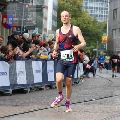 05.10.2025 - 20. swb-Marathon Bremen Strokosch-Dieckow http://msf.ph/oto/9274086 05.10.2025 13:03:36 Ziel 2613, 4617, 4758, 4786, 6804 meine-sportfotos.de