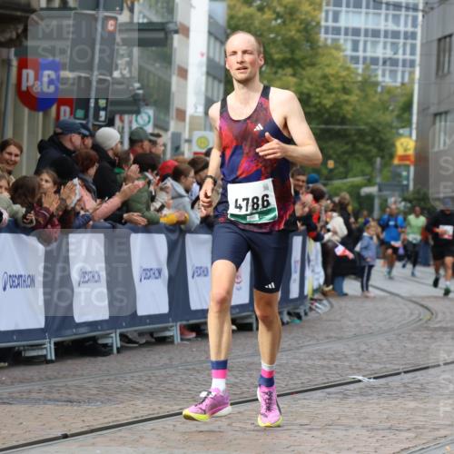 05.10.2025 - 20. swb-Marathon Bremen Strokosch-Dieckow http://msf.ph/oto/9274119 05.10.2025 13:03:36 Ziel 2613, 4617, 4758, 4786, 6804 meine-sportfotos.de
