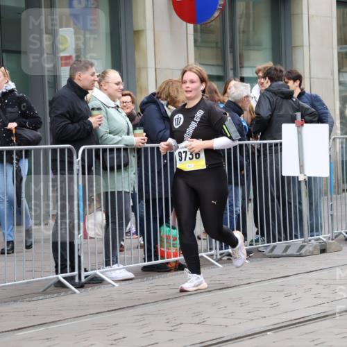 05.10.2025 - 20. swb-Marathon Bremen Strokosch-Dieckow http://msf.ph/oto/9274162 05.10.2025 11:12:04 Ziel 9373, 9374, 9736, 9911, 10282, 10622, 10899, 11085, 11535, 9373, 9374, 9736, 9911, 10282, 10622, 10899, 11085, 11535 meine-sportfotos.de