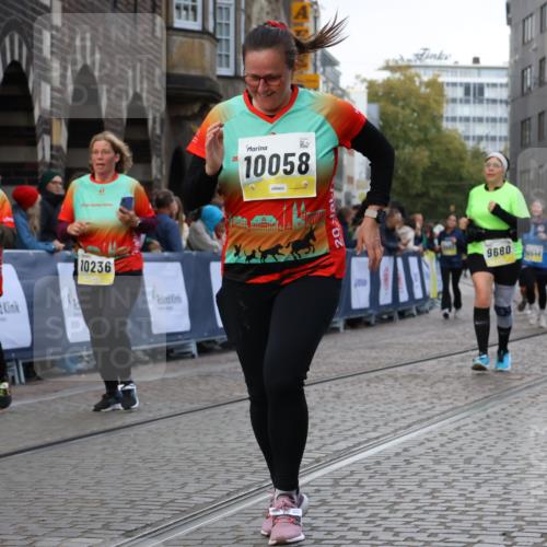 05.10.2025 - 20. swb-Marathon Bremen Strokosch-Dieckow http://msf.ph/oto/9274178 05.10.2025 11:11:40 Ziel 9453, 9680, 9999, 10058, 10235, 10236, 10264, 10333, 11172, 11191 meine-sportfotos.de