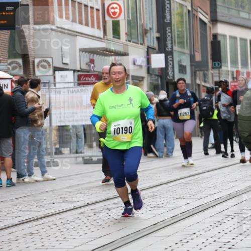 05.10.2025 - 20. swb-Marathon Bremen Strokosch-Dieckow http://msf.ph/oto/9274252 05.10.2025 11:12:22 Ziel 9203, 9736, 10186, 10190, 10282, 11252, 11285, 9203, 9736, 10186, 10190, 10282, 11252, 11285 meine-sportfotos.de
