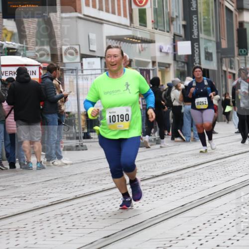 05.10.2025 - 20. swb-Marathon Bremen Strokosch-Dieckow http://msf.ph/oto/9274263 05.10.2025 11:12:23 Ziel 9203, 9736, 10186, 10190, 10282, 11252, 11285, 9203, 9736, 10186, 10190, 10282, 11252, 11285 meine-sportfotos.de