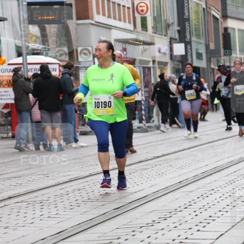 05.10.2025 - 20. swb-Marathon Bremen Strokosch-Dieckow http://msf.ph/oto/9274276 05.10.2025 11:12:23 Ziel 9203, 9736, 10186, 10190, 10282, 11252, 11285, 9203, 9736, 10186, 10190, 10282, 11252, 11285 meine-sportfotos.de