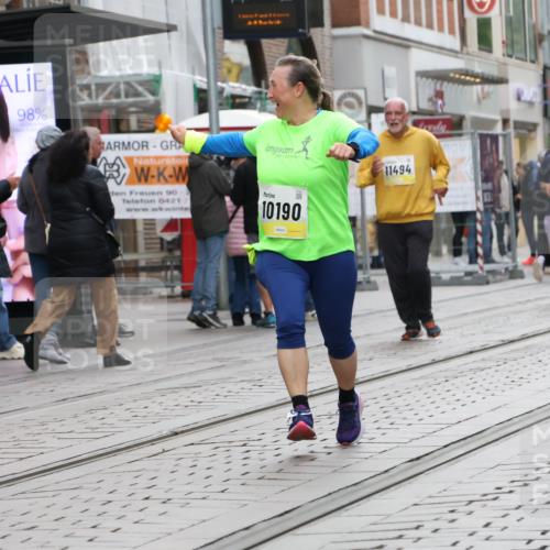 05.10.2025 - 20. swb-Marathon Bremen Strokosch-Dieckow http://msf.ph/oto/9274288 05.10.2025 11:12:24 Ziel 9203, 9736, 10186, 10190, 11252, 11285, 9203, 9736, 10186, 10190, 11252, 11285 meine-sportfotos.de