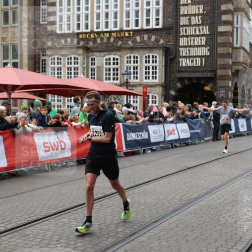 05.10.2025 - 20. swb-Marathon Bremen Yannick Fuchs http://msf.ph/oto/9274290 05.10.2025 12:28:57 Ziel 1113, 1948, 2053, 2159, 2292 meine-sportfotos.de
