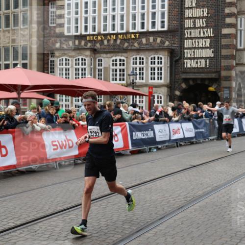 05.10.2025 - 20. swb-Marathon Bremen Yannick Fuchs http://msf.ph/oto/9274297 05.10.2025 12:28:57 Ziel 1113, 1948, 2053, 2159, 2292 meine-sportfotos.de