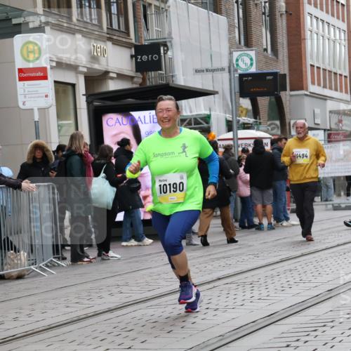 05.10.2025 - 20. swb-Marathon Bremen Strokosch-Dieckow http://msf.ph/oto/9274311 05.10.2025 11:12:25 Ziel 9203, 10186, 10190, 11252, 11285, 9203, 10186, 10190, 11252, 11285 meine-sportfotos.de