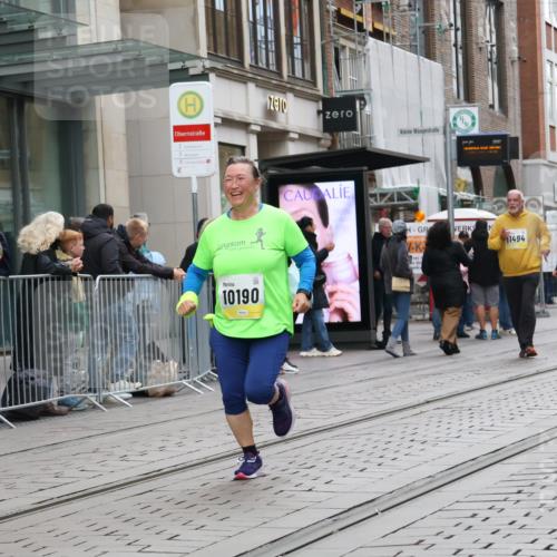 05.10.2025 - 20. swb-Marathon Bremen Strokosch-Dieckow http://msf.ph/oto/9274322 05.10.2025 11:12:26 Ziel 9203, 10186, 10190, 11252, 11285, 9203, 10186, 10190, 11252, 11285 meine-sportfotos.de