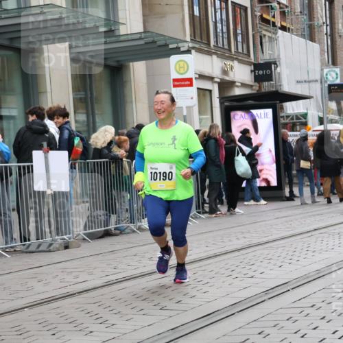 05.10.2025 - 20. swb-Marathon Bremen Strokosch-Dieckow http://msf.ph/oto/9274334 05.10.2025 11:12:26 Ziel 9203, 10186, 10190, 11252, 11285, 9203, 10186, 10190, 11252, 11285 meine-sportfotos.de